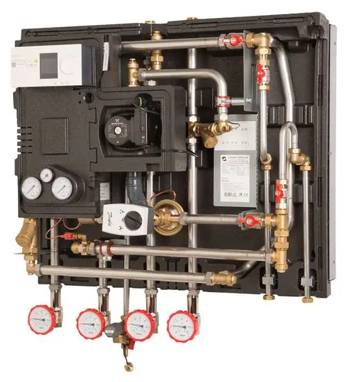 Hausstation mit mehreren Rohren, Ventilen und Manometern zur Regelung von Heizungs- und Warmwassersystemen. Hersteller ist Danfoss.
